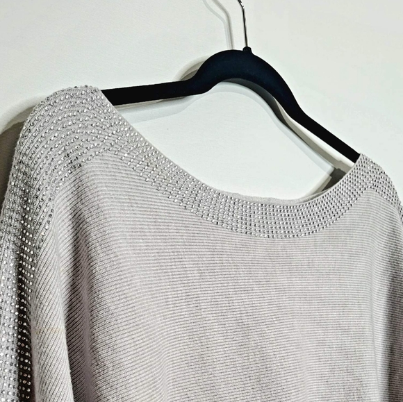 Gray sweater with silver studs - Picture 2 of 7